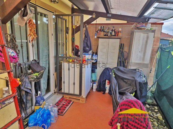casa indipendente in vendita a Massa in zona Marina di Massa