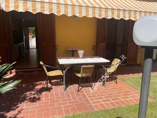 casa indipendente in vendita a Massa in zona Marina di Massa