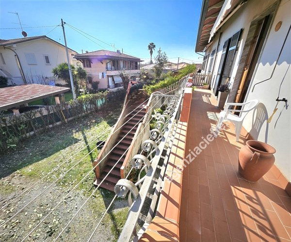 casa indipendente in vendita a Massa