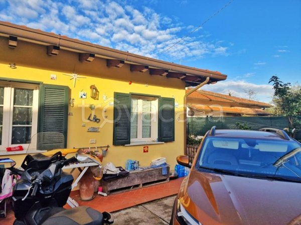 casa indipendente in vendita a Massa in zona Marina di Massa