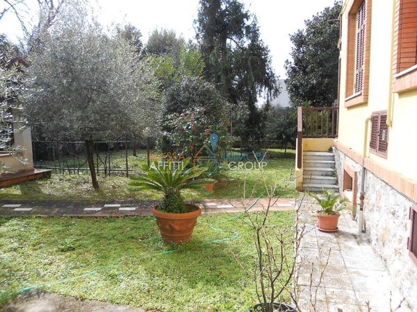 casa semindipendente in vendita a Massa in zona Romagnano