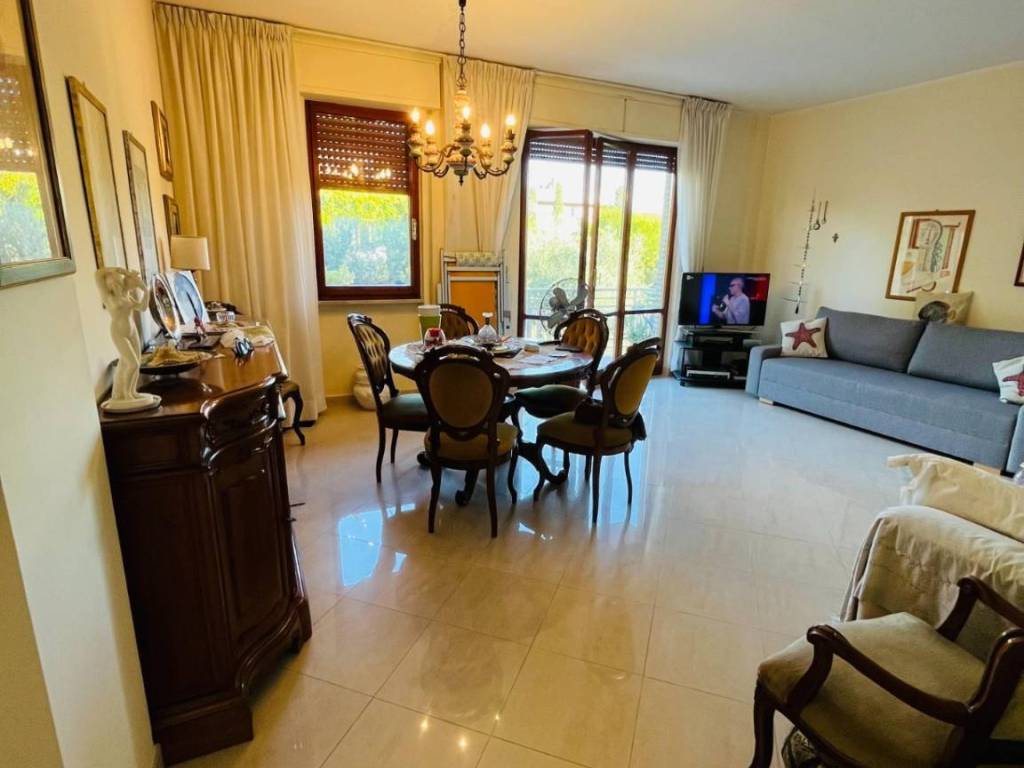 appartamento in vendita a Massa in zona Marina di Massa