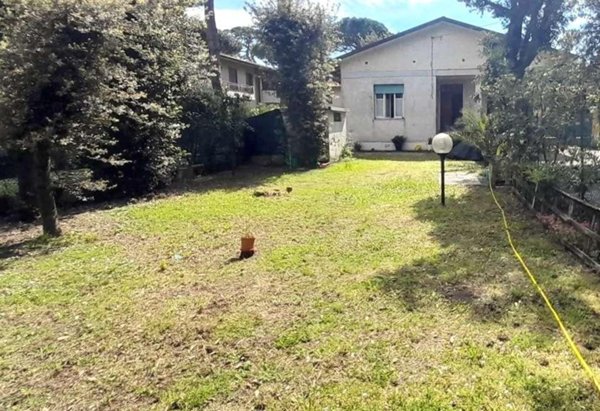 appartamento in vendita a Massa in zona Marina di Massa