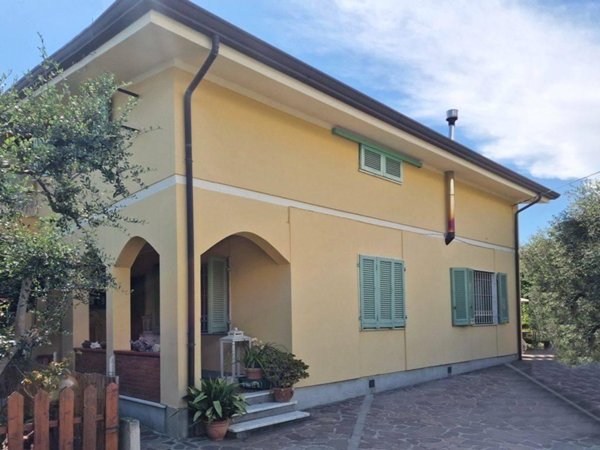 casa indipendente in vendita a Massa