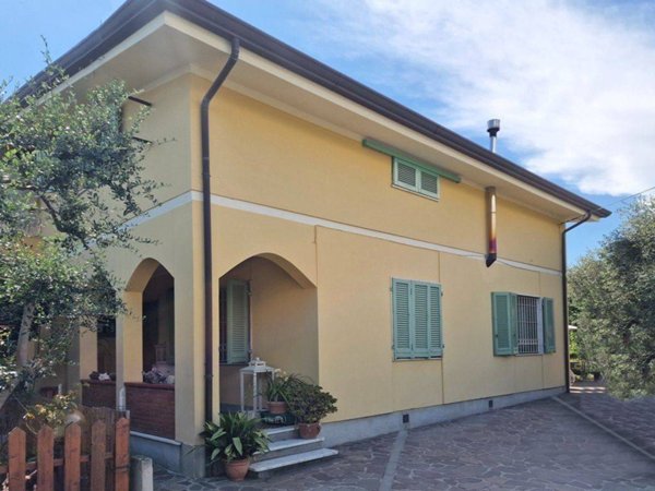 casa indipendente in vendita a Massa