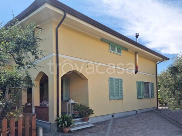 casa indipendente in vendita a Massa
