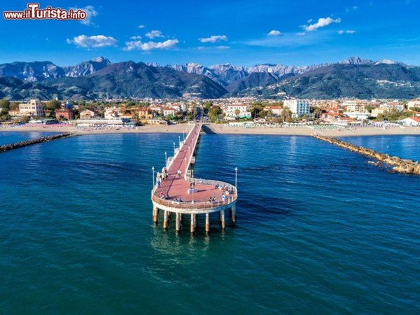 negozio in vendita a Massa in zona Marina di Massa