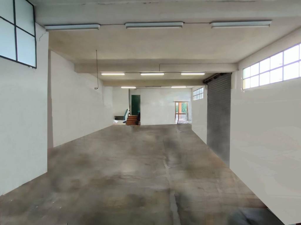 locale commerciale in vendita a Massa in zona Castagnola