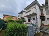 casa indipendente in vendita a Massa in zona Marina di Massa