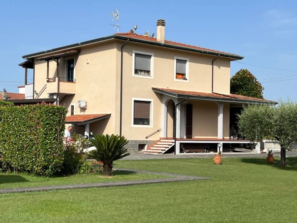 casa indipendente in vendita a Massa in zona Marina di Massa