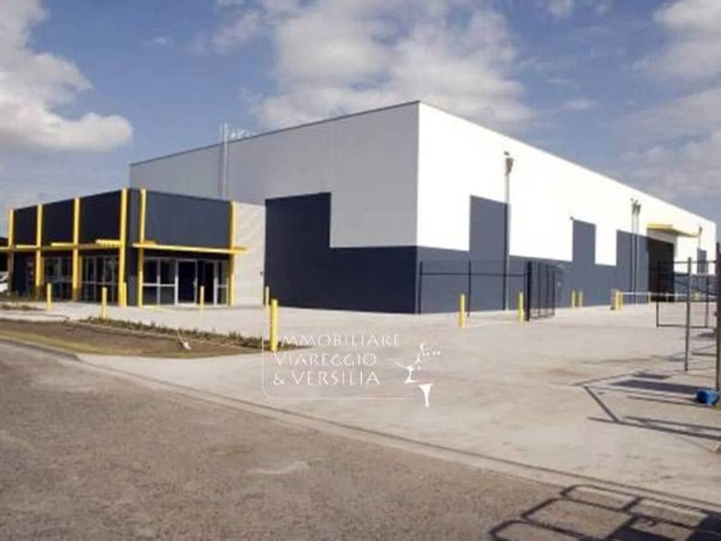 locale commerciale in vendita a Massa