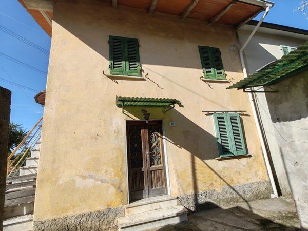 casa indipendente in vendita a Massa