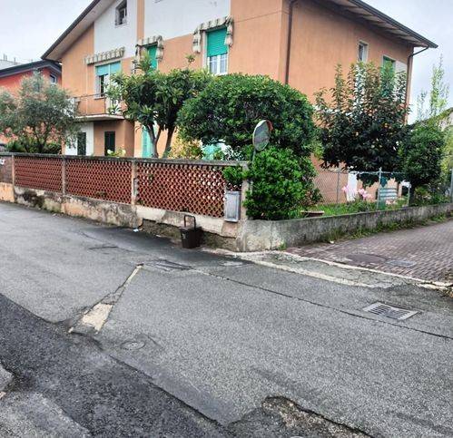 appartamento in vendita a Massa in zona Marina di Massa