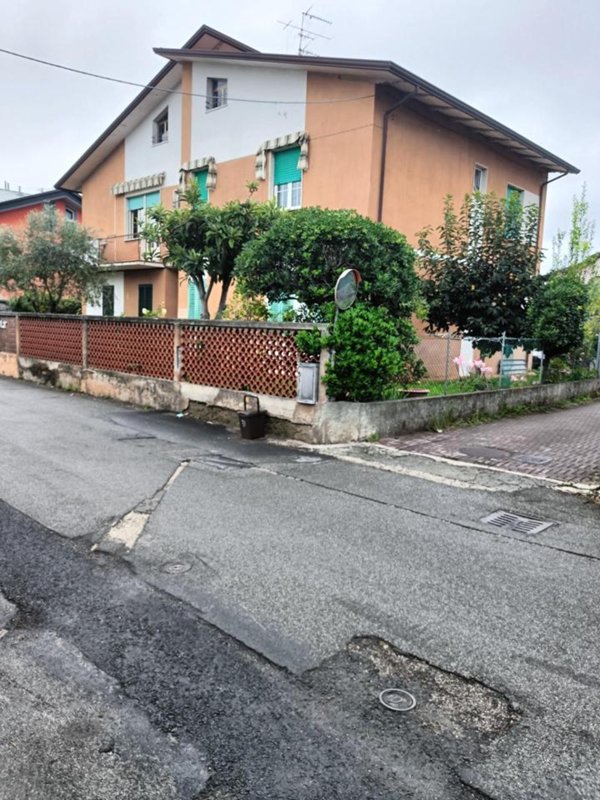 appartamento in vendita a Massa in zona Marina di Massa