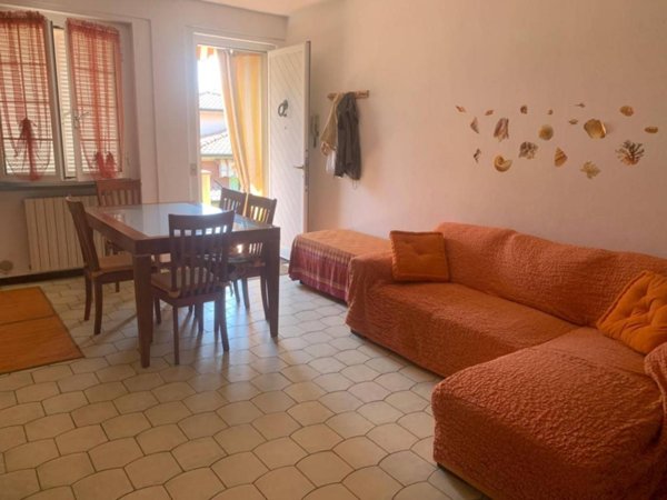 appartamento in vendita a Massa in zona Marina dei Ronchi