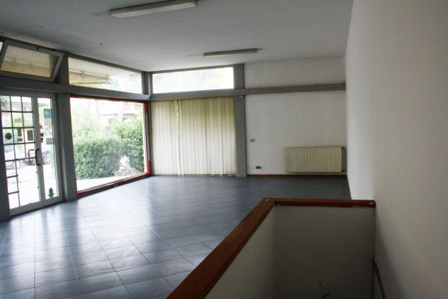 negozio in vendita a Massa in zona Marina dei Ronchi