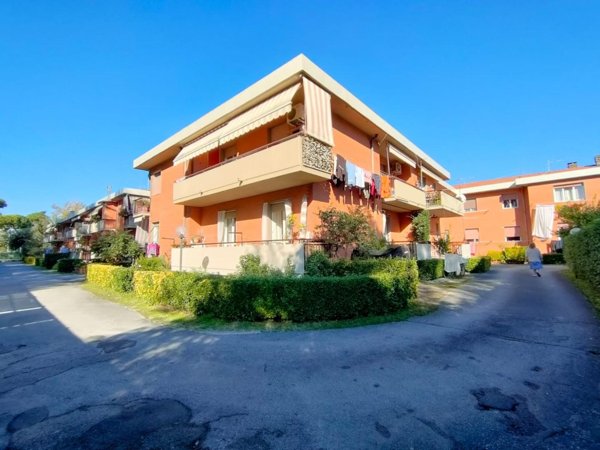 appartamento in vendita a Massa in zona Marina di Massa