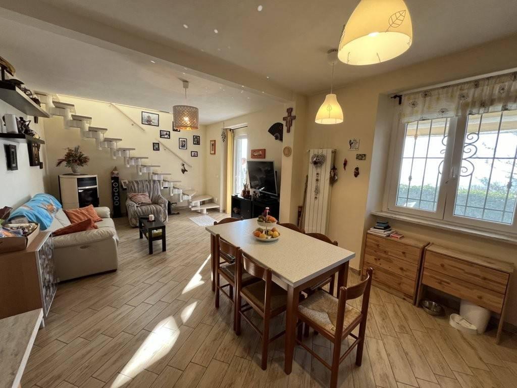 casa indipendente in vendita a Massa in zona Pariana