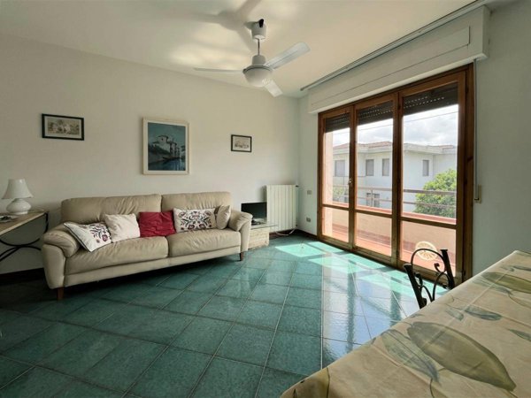 appartamento in vendita a Massa in zona Marina dei Ronchi