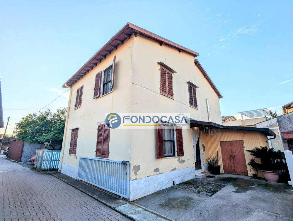 casa indipendente in vendita a Massa in zona Marina di Massa