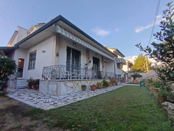 casa indipendente in vendita a Massa in zona Marina di Massa