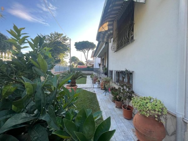 casa indipendente in vendita a Massa in zona Marina di Massa