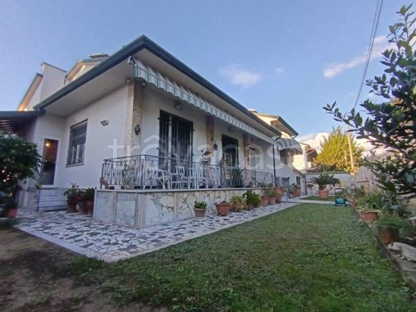 casa indipendente in vendita a Massa in zona Marina di Massa