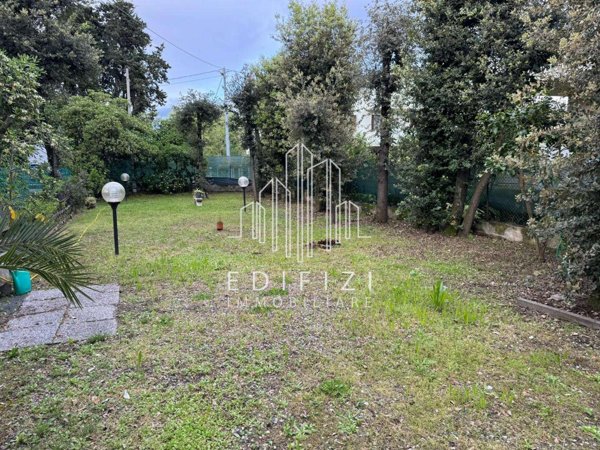 casa indipendente in vendita a Massa in zona Marina di Massa