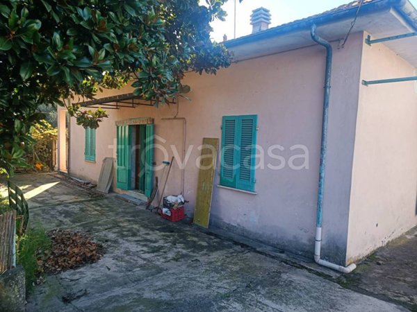 casa indipendente in vendita a Massa in zona Marina di Massa