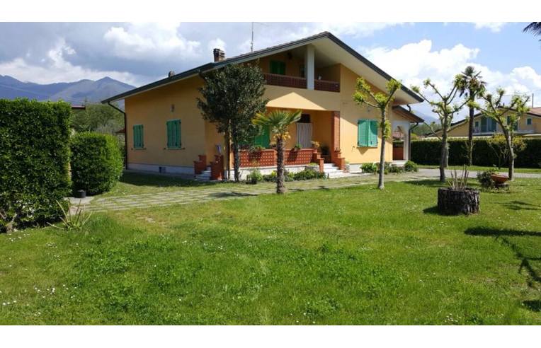 casa indipendente in vendita a Massa in zona Marina di Massa