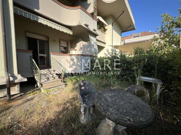 appartamento in vendita a Massa in zona Marina dei Ronchi
