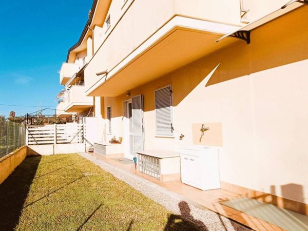 appartamento in vendita a Massa in zona Marina di Massa