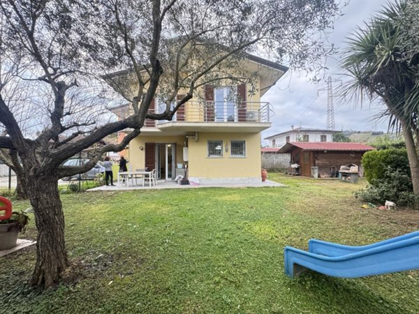 casa indipendente in vendita a Massa