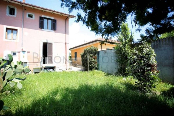 casa indipendente in vendita a Massa