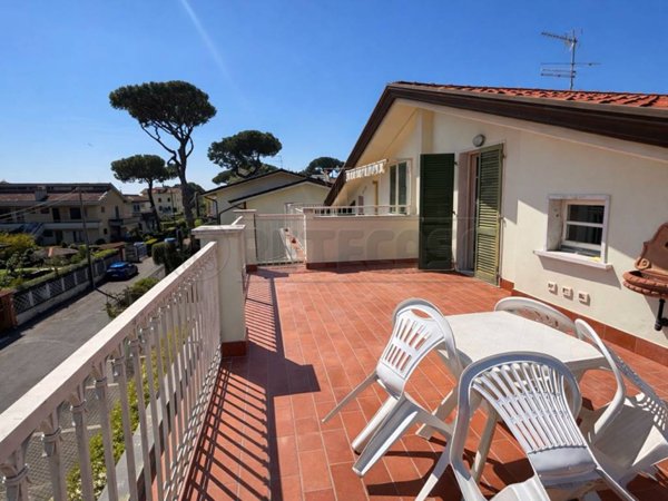 intera palazzina in vendita a Massa in zona Marina di Massa