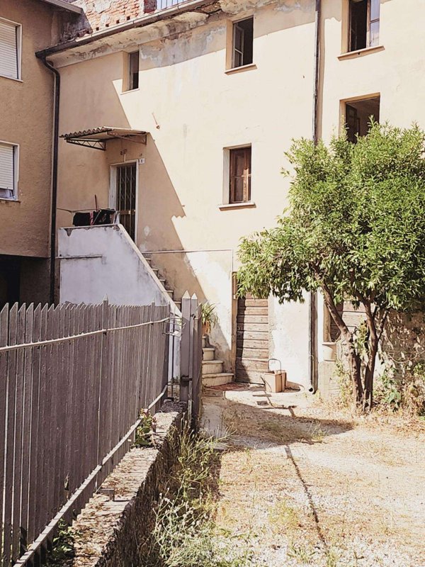 intera palazzina in vendita a Massa in zona Castagnola
