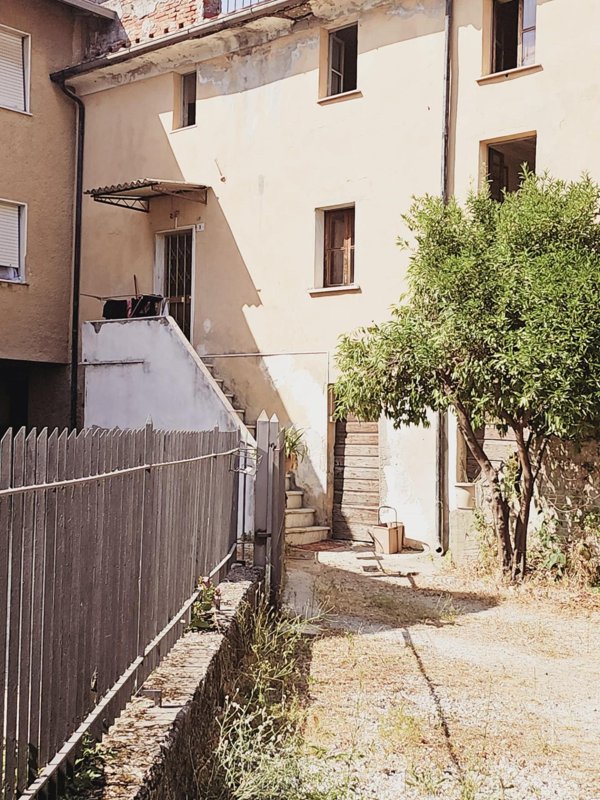 intera palazzina in vendita a Massa in zona Castagnola
