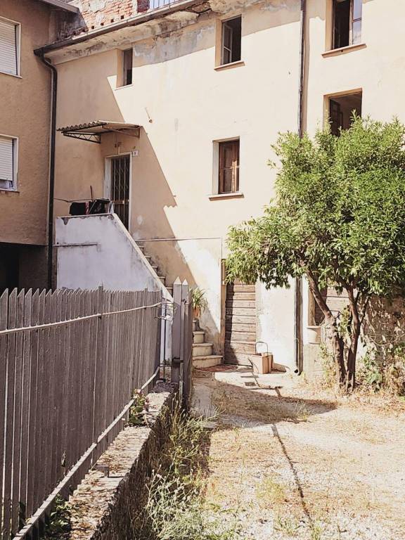 intera palazzina in vendita a Massa in zona Castagnola