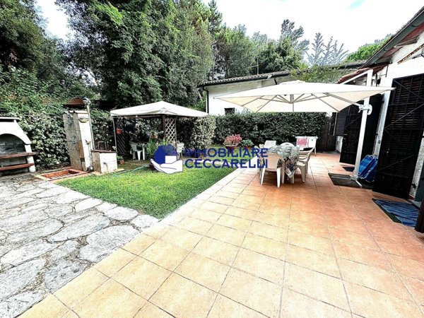 casa indipendente in vendita a Massa in zona Marina dei Ronchi