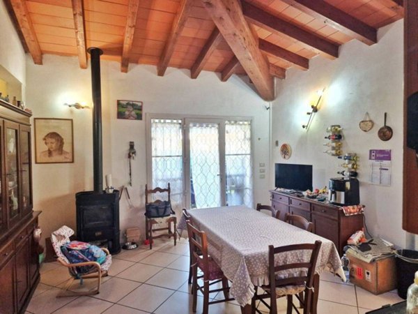 casa indipendente in vendita a Massa in zona Marina di Massa
