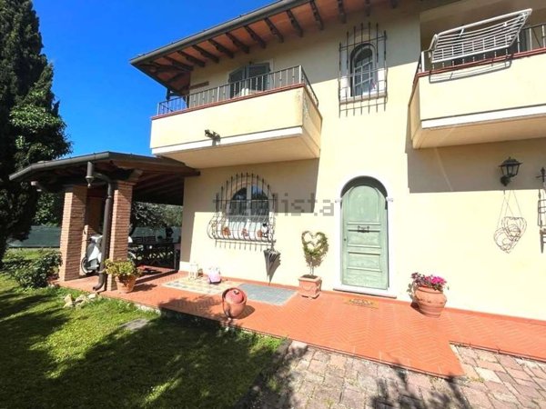 casa indipendente in vendita a Massa in zona Candia