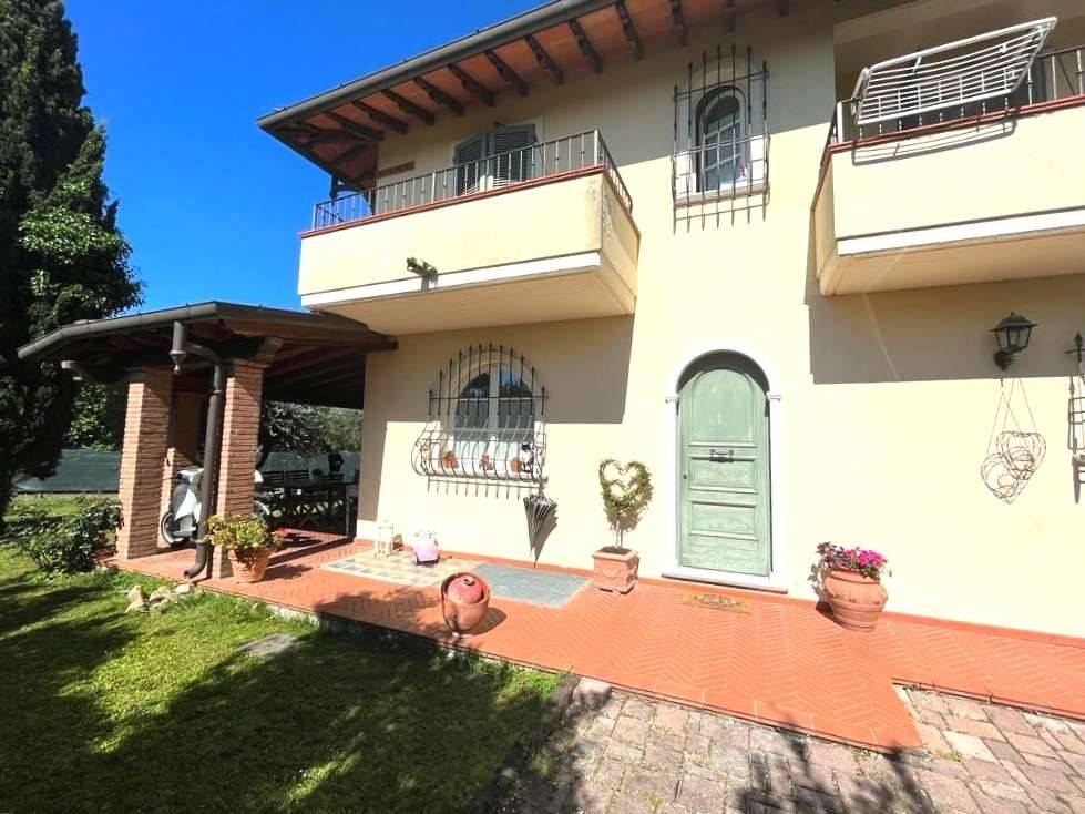 casa indipendente in vendita a Massa in zona Candia