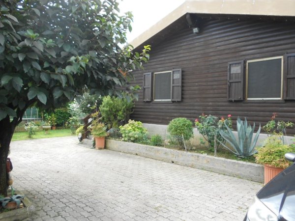 casa indipendente in vendita a Massa