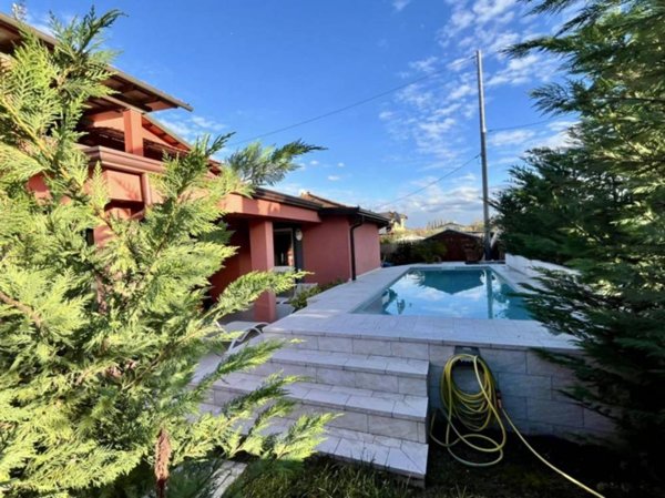 casa indipendente in vendita a Massa in zona Marina di Massa