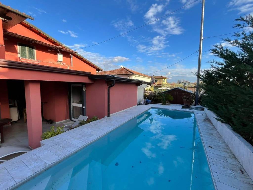 casa indipendente in vendita a Massa in zona Marina di Massa