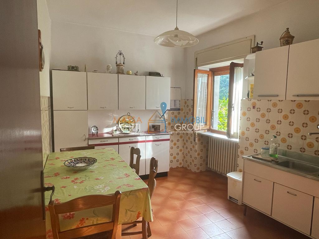 casa indipendente in vendita a Massa in zona Pariana