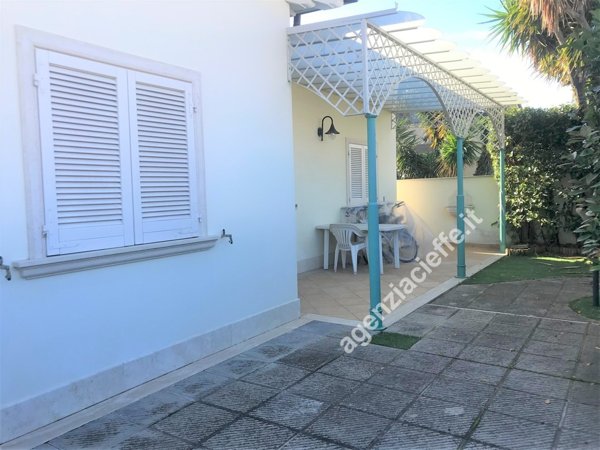 casa indipendente in vendita a Massa in zona Marina di Massa