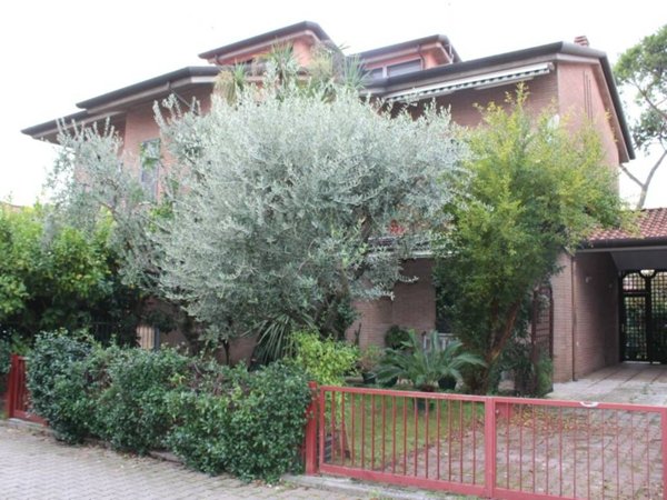 casa indipendente in vendita a Massa in zona Marina di Massa