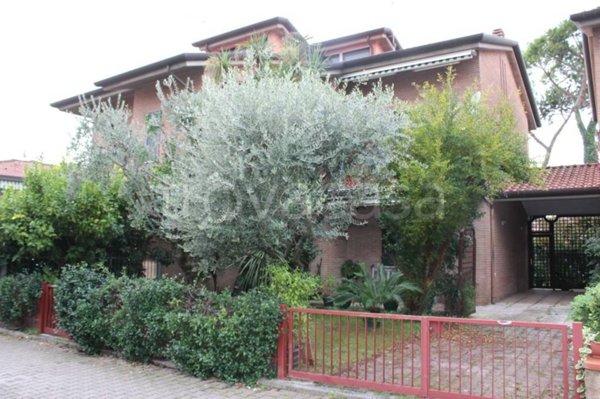 casa indipendente in vendita a Massa in zona Marina di Massa
