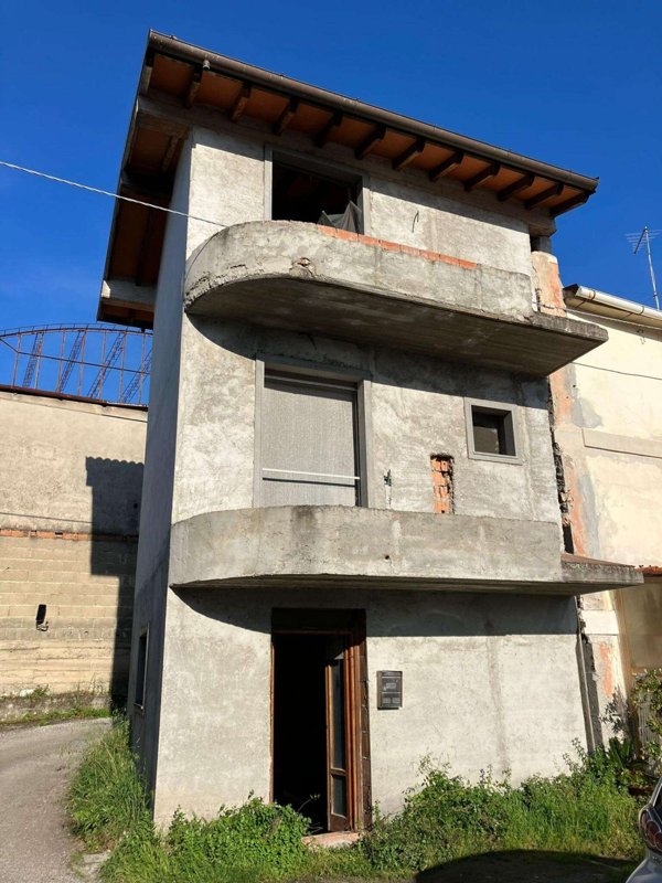 casa indipendente in vendita a Massa